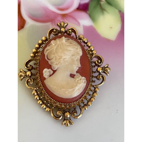 Vintage 1970s Avon Gold Tone Cameo Solid Perfume Locket Brooch - Picture 8 of 8